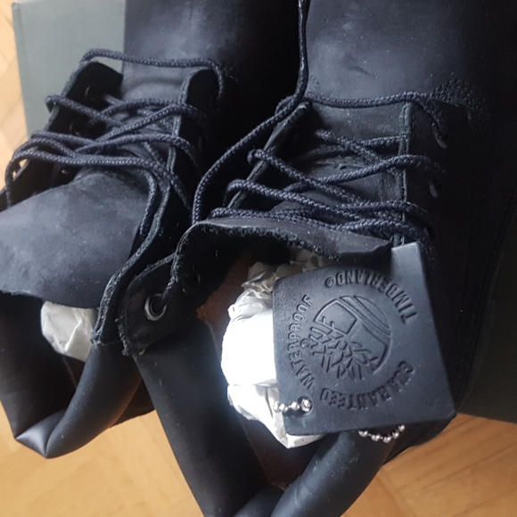 Kids gently used black timberland boot - Picture 3 of 5